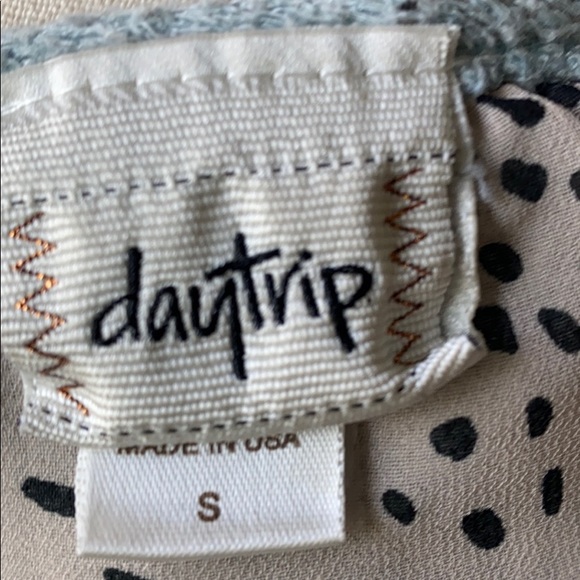 Day trip layered open back sweater shirt green tan - Picture 7 of 8